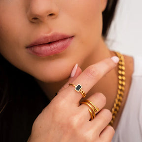 Anel Estilo Corrente com Pedra de Ônix