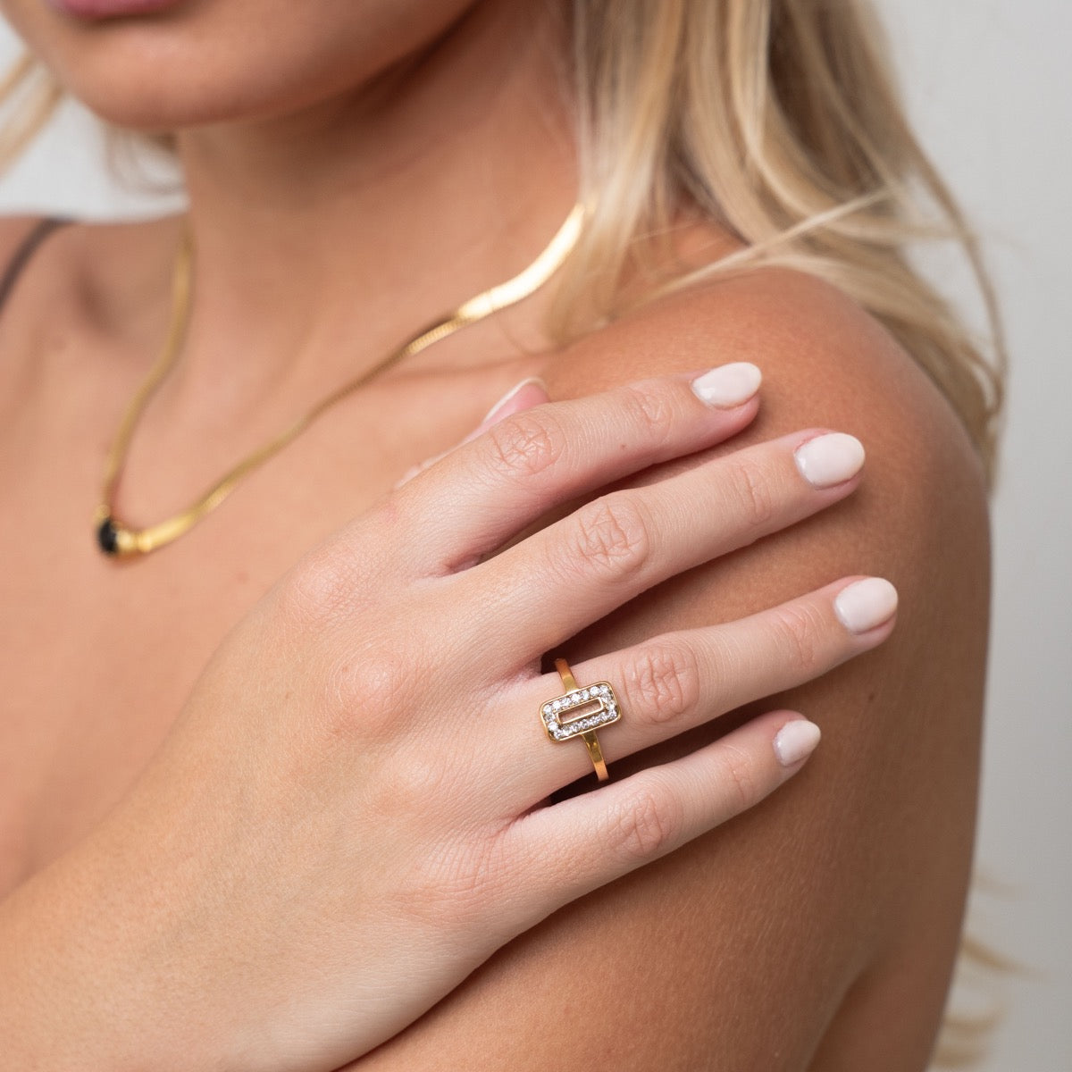 Anel de Pedra Retangular Banhado a Ouro 18K