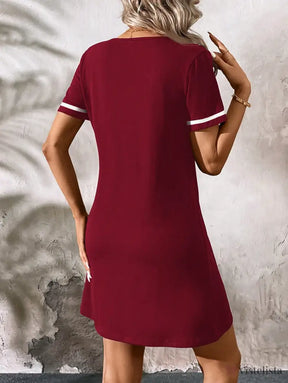 Vestido Curto Casual Decote V Com Detalhe Esportivo
