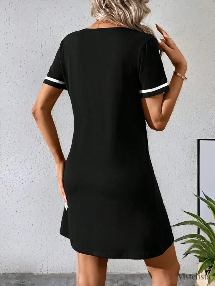 Vestido Curto Casual Decote V Com Detalhe Esportivo