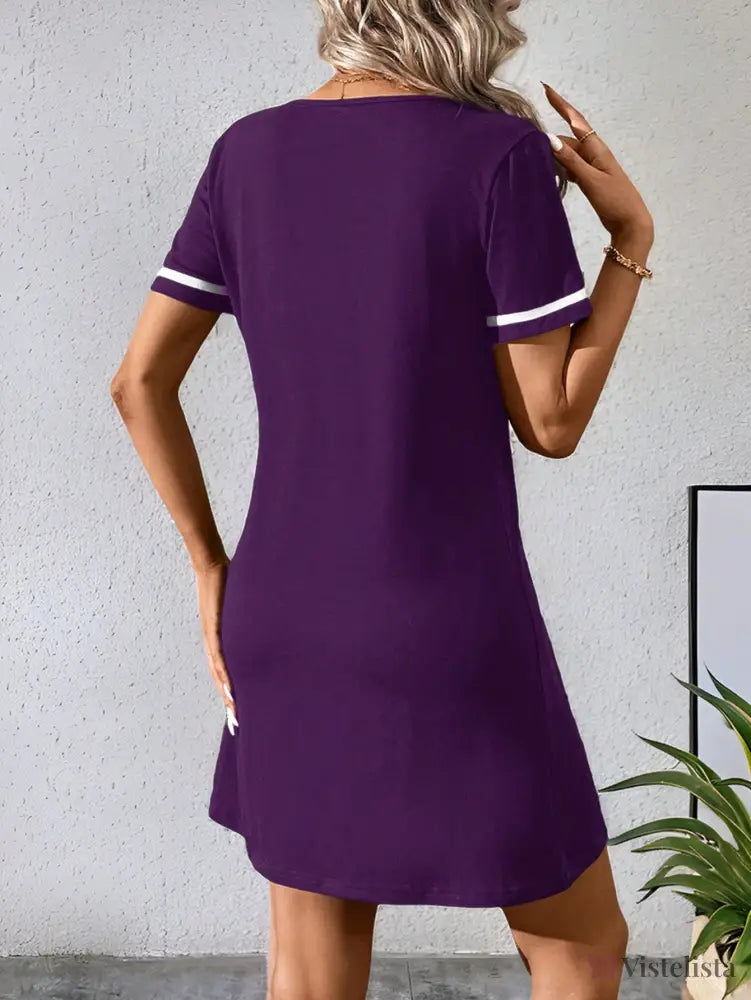 Vestido Curto Casual Decote V Com Detalhe Esportivo