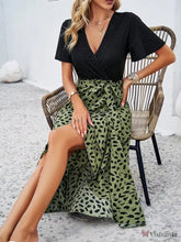 Vestido Midi Transpassado Com Saia Estampada